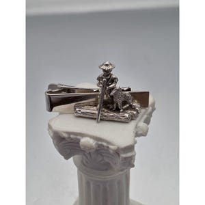 Vtg SARAH COVENTRY Signed Huckleberry Finn Tom Sawyer On A Raft Tie Clip Bar