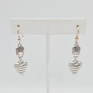 BRIGHTON 'Heart Strings' Ohrringe Gestreiftes Herz Etch Silver Plate Dangle Drop Bild 2