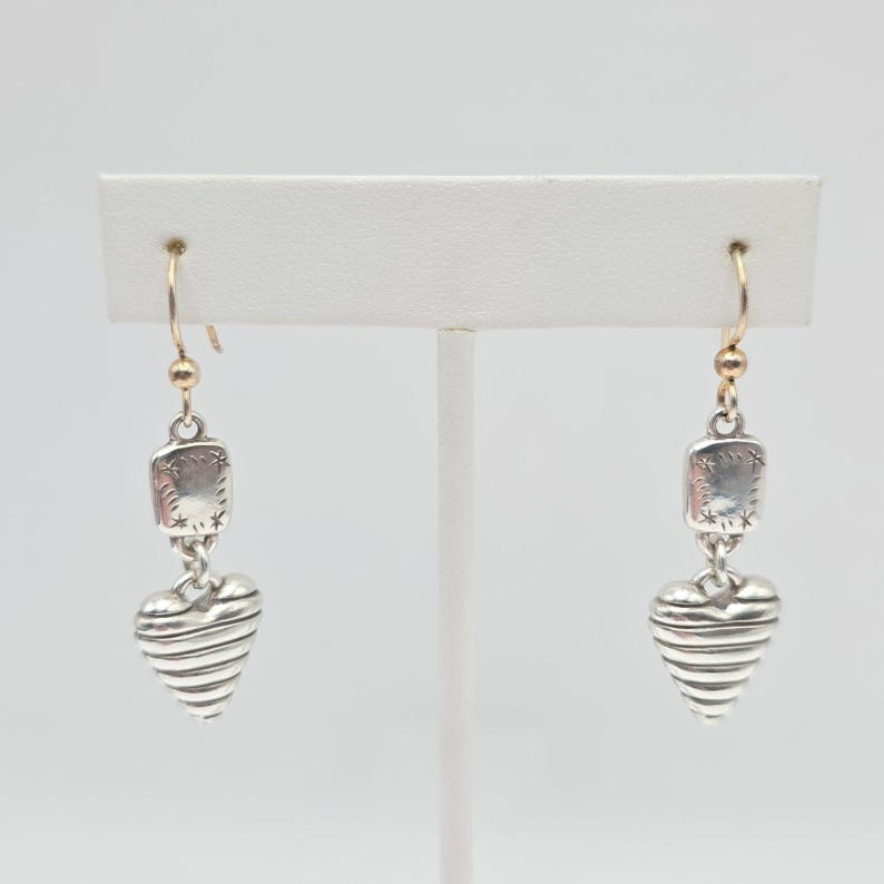 BRIGHTON 'Heart Strings' Ohrringe Gestreiftes Herz Etch Silver Plate Dangle Drop Bild 2