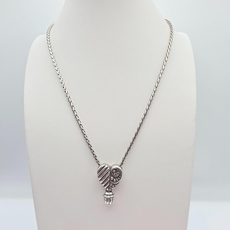 Collier BRIGHTON « Confit » Pendentif coeur à volutes réversible plaqué argent 18 po. image 3