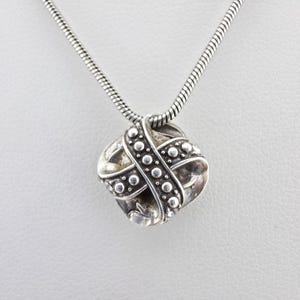 Collar BRIGHTON 'Eternity Knot' con cristales SWAROVSKI reversibles, baño de plata, 20" imagen 2
