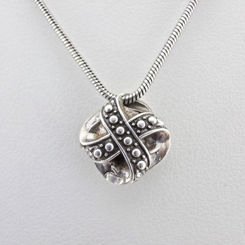 Collar BRIGHTON 'Eternity Knot' con cristales SWAROVSKI reversibles, baño de plata, 20" imagen 2