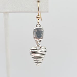 BRIGHTON 'Heart Strings' Ohrringe Gestreiftes Herz Etch Silver Plate Dangle Drop Bild 3