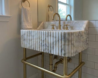 Lavabo de pedestal de mármol Calacatta Gold estriado con vetas naturales únicas para tocador.