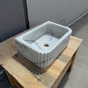 Lavabo marmo Carrara scanalato – Piccola vasca in pietra – Lavabo pietra su misura bagno di servizio
