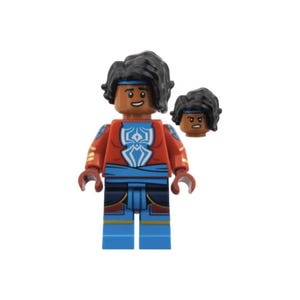 Può includere: Una minifigure Lego con pelle scura, capelli neri e una fascia blu. La figura indossa un completo rosso e blu con un emblema di ragno bianco sul petto. È inclusa una testa aggiuntiva. La figura ha un'espressione sorridente.