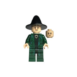 Puede incluir: Una minifigura de Lego de un personaje que lleva una túnica verde oscuro con un estampado de hojas y un sombrero negro. La figura tiene una segunda cabeza con una expresión diferente. La figura tiene manos y cabeza de color beige.