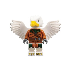 Può includere: Una minifigure Lego di una creatura alata con testa bianca e becco giallo. La figura indossa un completo arancione e verde con ali bianche. La figura ha mani grigie e piedi bianchi.