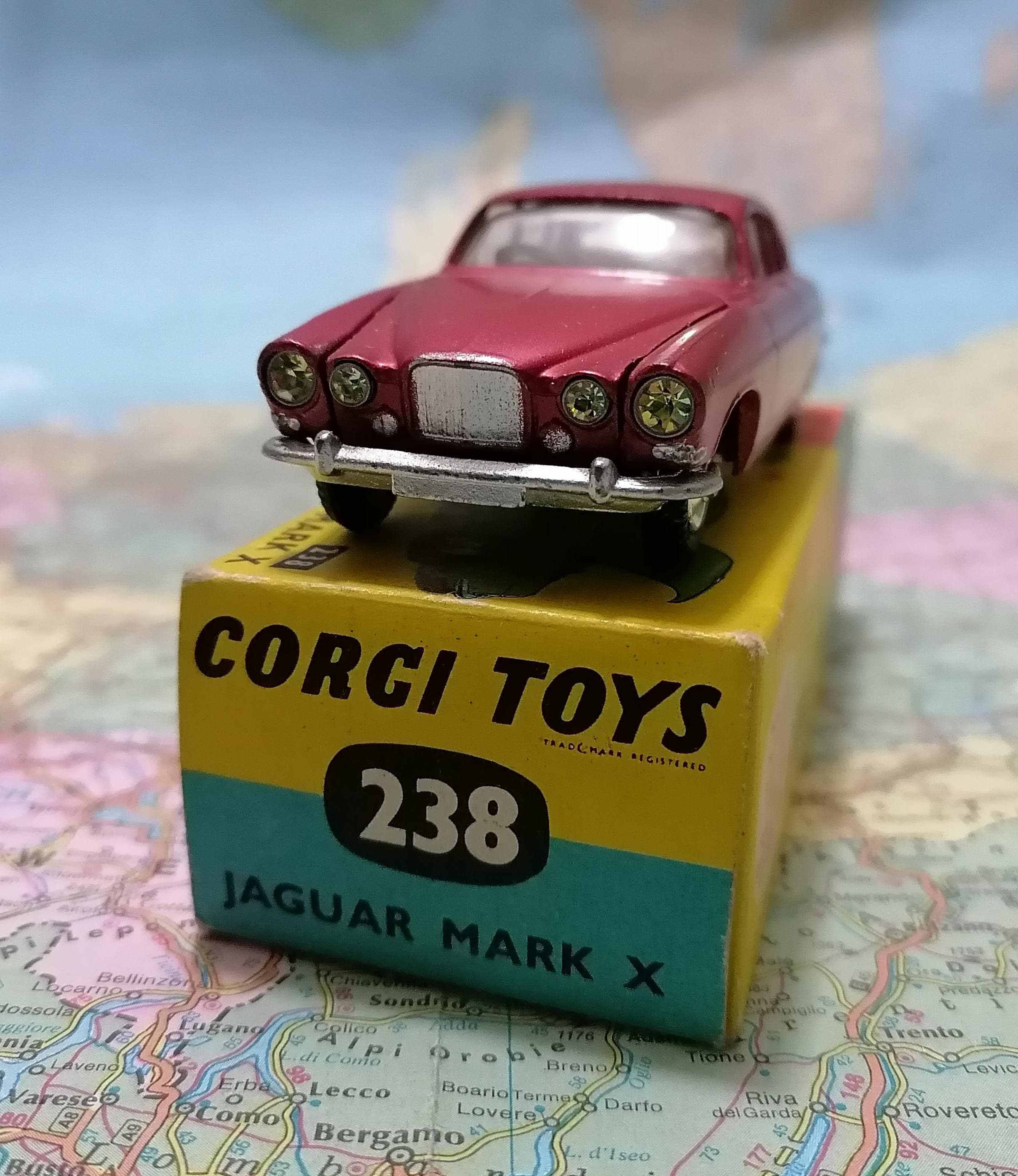 ミニカー CORGI TOYS No.238 JAGUAR MARK X DSC_7122_09c8ea51-fa16-4d91-