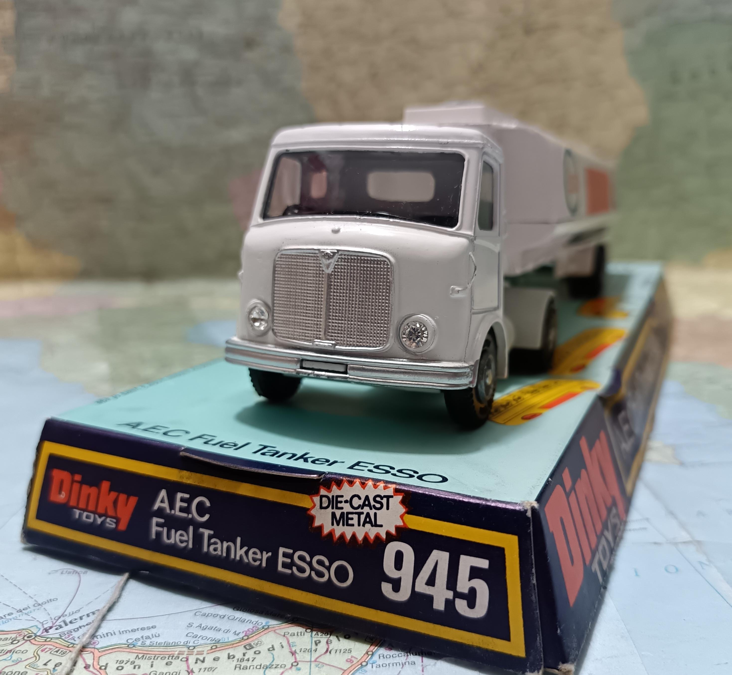 Dinky　ディンキー　 ESSO 　エッソ Tanker　８輪　蛸トラック Vectis Auctions | Dinky No.945 AEC \u0027Esso\u0027 Fuel Tanker - white cab