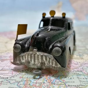 BUICK Van Falk Ambulance, Excellent condition, 1:40 Scale model, Tekno 731, Made in Denmark 1947.