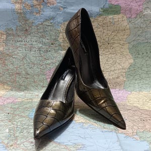 DOLCE & GABBANA Zapatos de salón de piel auténtica con efecto cocodrilo, talla 36, de un desfile de Dolce-Gabbana. Hechos en Italia.