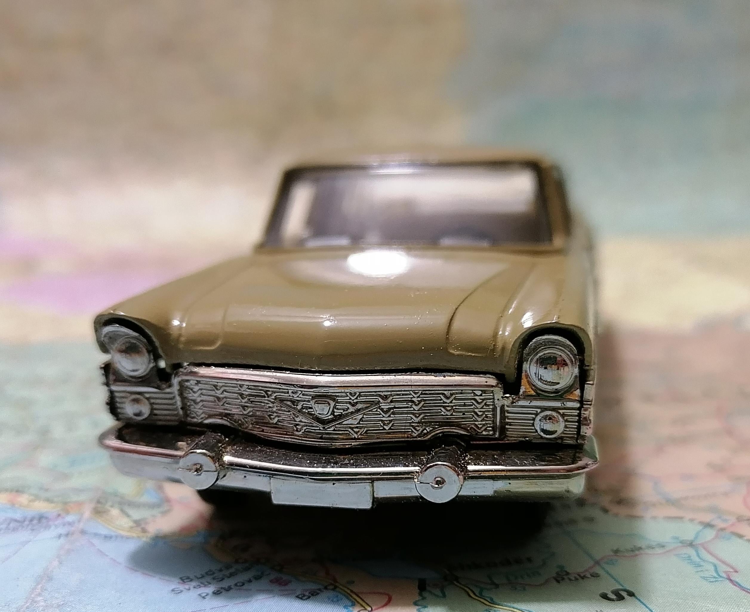 【レア】ソ連製のミニカー チャイカGAZ-13箱付き(1/43スケール) レア】ソ連製のミニカー チャイカGAZ-13箱付き(1/43スケール