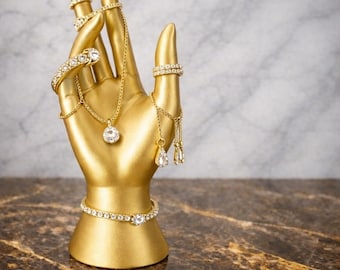 Expositor de joyas Gold Hand: maniquí para anillos, pulseras y accesorios, escaparate moderno de lujo.