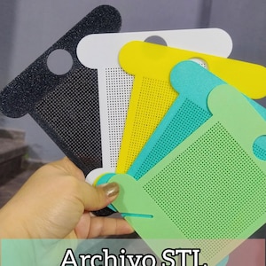 Puede incluir: Un conjunto de cinco organizadores de hilo en forma de bobina en negro, blanco, amarillo, verde azulado y verde claro. Cada organizador plano y rectangular tiene un patrón de rejilla perforada y un orificio circular. Texto: Archivo STL Descarga Inmediata.