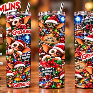 Peut inclure: Trois gobelets de sublimation de 20oz ornés de personnages Gremlins avec des bonnets de Noël, des guirlandes lumineuses et des scènes enneigées de Kingston Falls. Le texte indique Gremlins, Handle With Care et Kingston Falls, avec pailles.