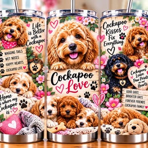 Puede incluir: Un vaso cilíndrico de acero inoxidable con un diseño envolvente de varios perros Cockapoo, flores rosas y corazones rojos. El texto incluye frases como Life is Better with a Cockapoo, Cockapoo Love y Cockapoo Kisses Fix Everything.