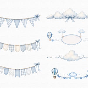 Puede incluir: Una colecci&oacute;n de ilustraciones en acuarela con elementos decorativos en azul claro y blanco, que incluye tres guirnaldas de banderines con lazos, un grupo de nubes con un lazo, un marco ovalado central con globos aerost&aacute;ticos y divisores.