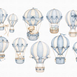 Puede incluir: Una colecci&oacute;n de nueve ilustraciones en estilo acuarela de globos aerost&aacute;ticos en tonos azul y crema. Los globos presentan patrones de rayas, lazos decorativos y cestas que contienen objetos como un osito de peluche, bloques de letras y un conejo.