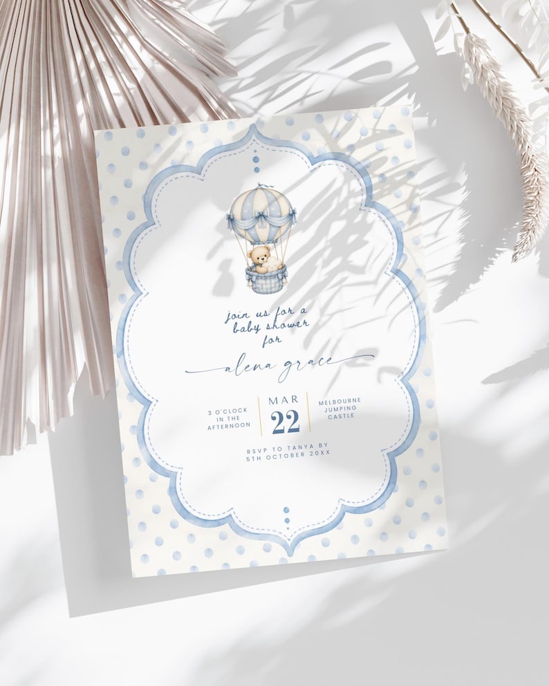 Puede incluir: Una tarjeta de invitaci&oacute;n para baby shower con fondo de lunares azul claro y un marco festoneado central. Dentro del marco hay una ilustraci&oacute;n en acuarela de un osito de peluche en un globo aerost&aacute;tico. El texto incluye Join us for a baby shower for Alena Grace, Mar 22, 3 o'clock in the afternoon, Melbourne Jumping Castle y RSVP to Tanya by 5th October 20XX.