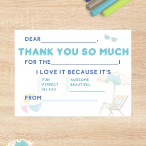 Könnte beinhalten: Eine weiße Dankeskarte zum Ausfüllen mit Strandmotiv. Die Karte trägt den Text "THANK YOU SO MUCH" in Hellblau. Bunte Marker befinden sich im Hintergrund.