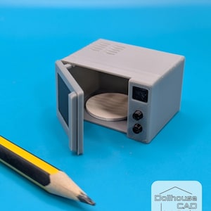 以下が含まれることがあります： ドアが開いたミニチュアの灰色の電子レンジ。明るい色の内部と円形のプレートが見えます。電子レンジには、2つのノブと小さな画面を備えたコントロールパネルがあります。黄色と黒の鉛筆が前景にあります。「Dollhouse CAD」というテキストが含まれています。