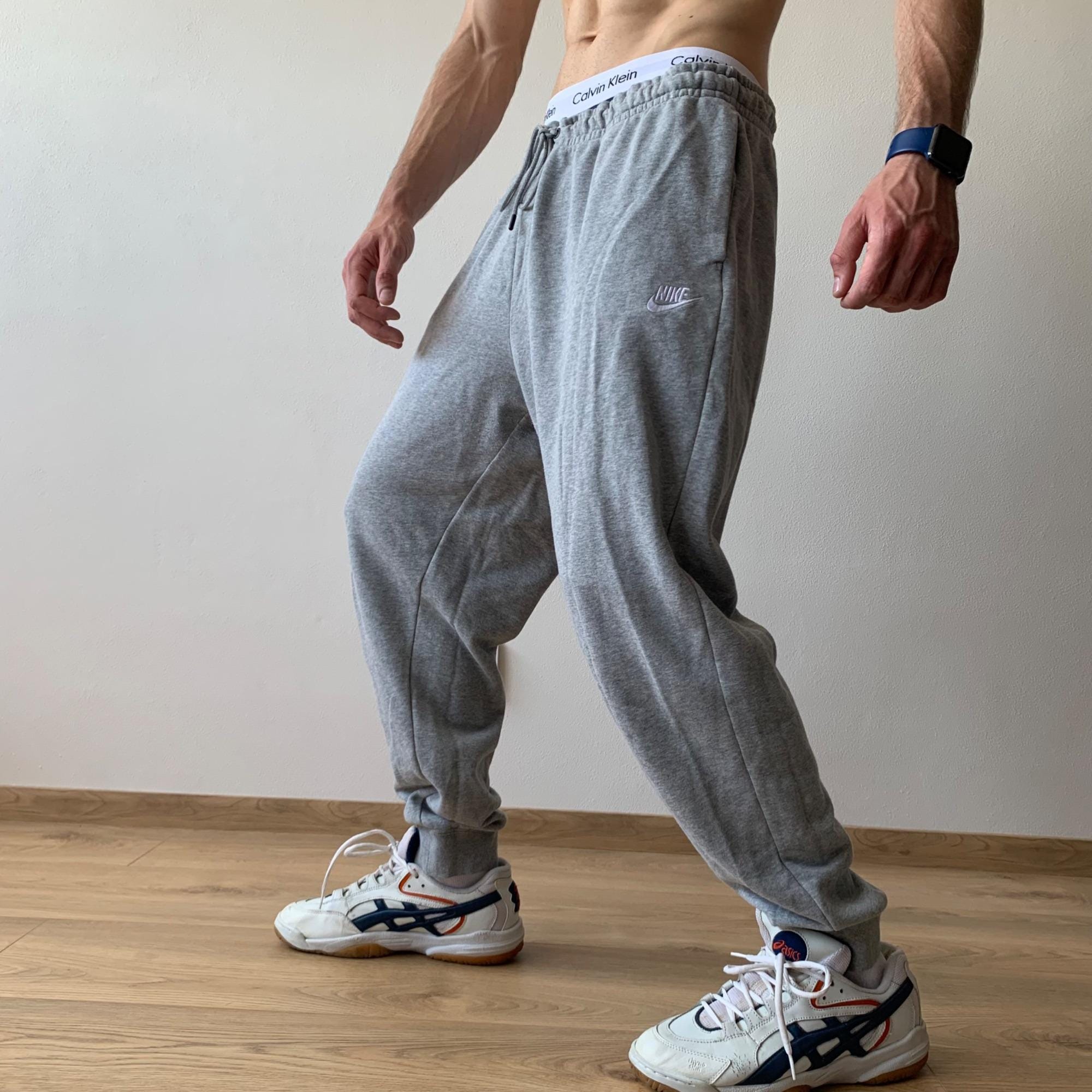 grey nike sweatpants with white stripe