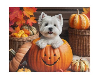 Könnte beinhalten: Ein weißer West Highland Terrier Welpe sitzt in einem geschnitzten orangefarbenen Kürbis mit einem lächelnden Gesicht. Der Hintergrund umfasst Kürbisse, Herbstblätter und einen Weidenkorb, wodurch eine festliche Herbstszene entsteht.