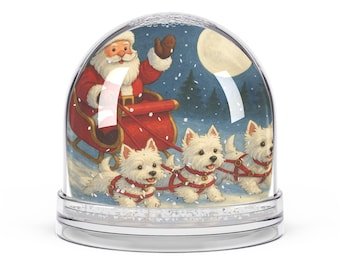 Può includere: Una palla di neve con Babbo Natale su una slitta rossa trainata da tre cani bianchi con imbracature rosse. Lo sfondo mostra una scena innevata con la luna piena e pini. La base del globo è argentata.
