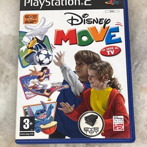Può includere: Custodia del gioco per PlayStation 2 per Disney Move. La copertina presenta il titolo del gioco in grandi lettere colorate, con immagini di personaggi Disney e bambini. Il gioco è adatto ai bambini dai 3 anni in su.