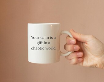Taza "Tu calma es un regalo en un mundo caótico" - Taza con cita de mindfulness, idea de regalo para introvertidos, taza de café tranquilo, taza de autocuidado positivo