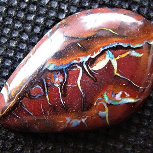 Rind size Koroit Boulder Opal cabochon, 26x17x4 mm, 17.25 ct.