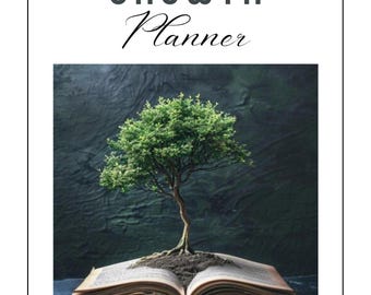 Puede incluir: Un planificador titulado "PERSONAL GROWTH Planner" con un árbol que crece de un libro abierto. El árbol tiene hojas verdes y un tronco marrón. Las páginas del libro están envejecidas y el fondo es de color verde azulado oscuro.