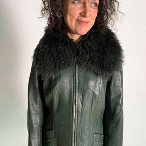 Giacca lunga in pelle verde pino anni '70 con collo di pelliccia, taglia M-L