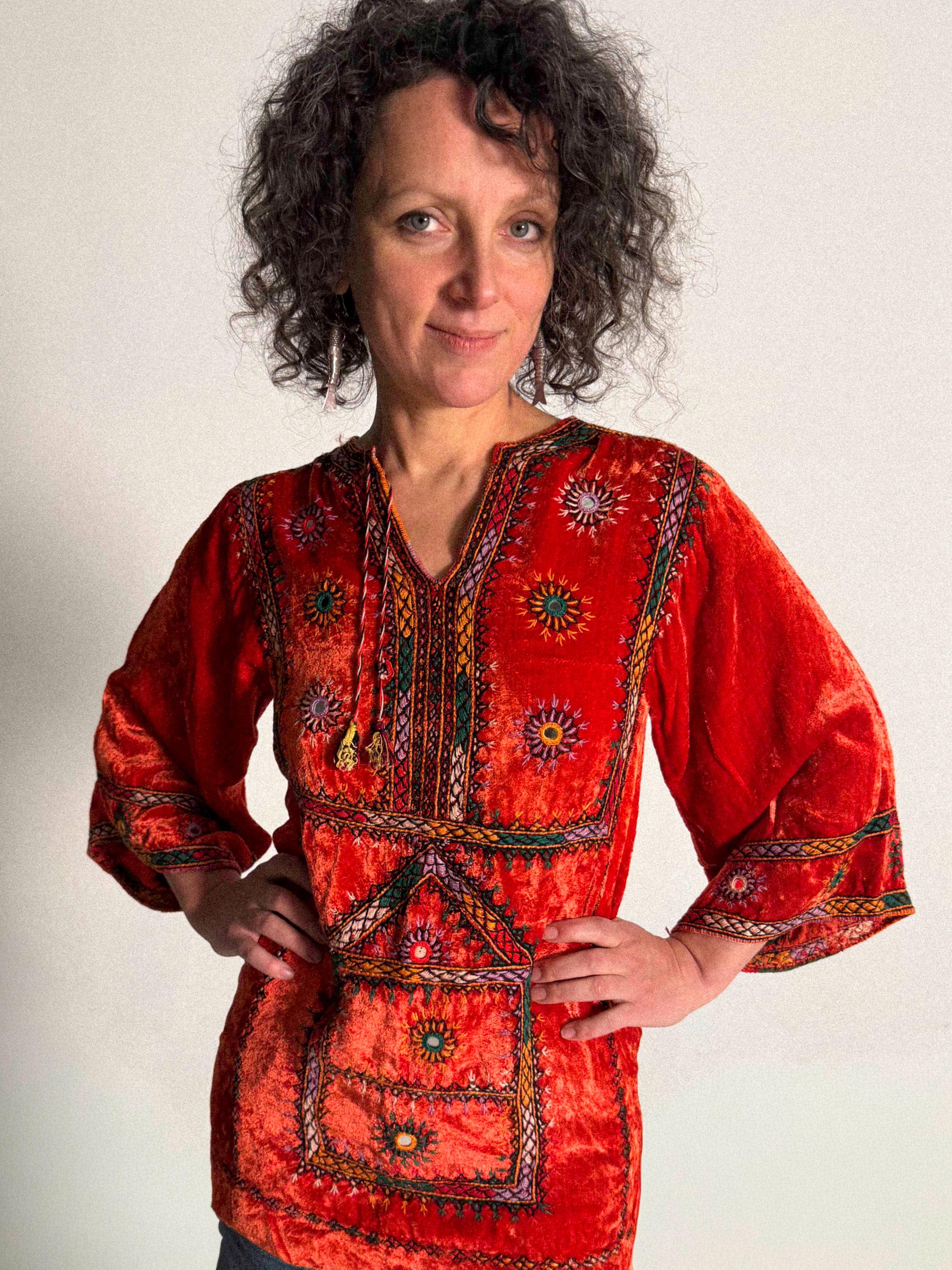 Veste Courte Banjara Vintage Brodée Rouge - Fait Main, Taille M, Coton, Style Bohème