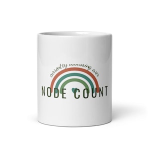 Può includere: Una tazza in ceramica bianca con il disegno di un arcobaleno multicolore in tonalità tenui di rosso e verde. Sotto l'arcobaleno, il testo recita "currently obsessing over" in corsivo, con le parole "NODE COUNT" in grandi lettere in grassetto.
