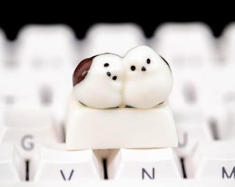 Tecla artesanal Kawaii Lovebird: Tecla de resina hecha a mano con dos adorables pájaros, un regalo ideal para los amantes de los teclados de escritorio. Compatible con MX.
