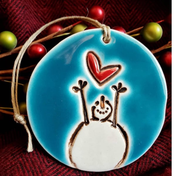 Ręcznie robiona ceramiczna ozdoba świąteczna w kształcie bałwana, fantazyjna dekoracja Bieguna Północnego w kolorach czerwonym, niebieskim i białym