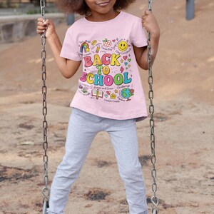 Camiseta con letras de burbujas y garabatos para el regreso a clases de Comfort Colors • Lemas motivacionales en colores pastel • Inspira a estudiantes y maestros