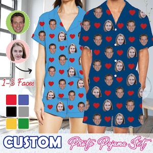 Può includere: Set di pigiami con foto personalizzate in azzurro e blu navy, con motivi di volti e cuori rossi. I set includono una camicia a maniche corte con bottoni e pantaloncini. È visibile anche il testo "1-5 Faces" e "CUSTOM Photo Pajama Set".