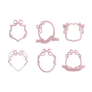 Può includere: Una collezione di sei distinti disegni da ricamo rosa chiaro con cornici e bordi decorativi. Ogni cornice è accentuata da delicati fiocchi e nastri, che mostrano intricati motivi di cucitura in varie forme, inclusi ovali e scudi.