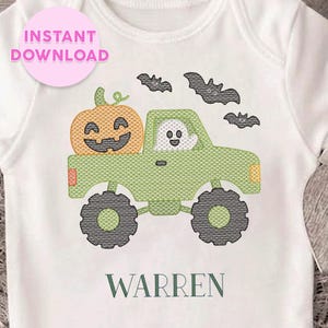Può includere: Una maglietta bianca a maniche corte con un ricamo raffigurante un monster truck verde chiaro che trasporta una zucca arancione nel cassone. Un fantasma bianco siede al posto di guida, tre pipistrelli neri volano sopra e il nome WARREN è scritto sotto.