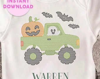 Pode incluir: Uma t-shirt branca de manga curta com um bordado de um monster truck verde claro a transportar uma abóbora cor de laranja na caixa de carga. Um fantasma branco está sentado no lugar do condutor, três morcegos pretos voam por cima e o nome WARREN está escrito abaixo.