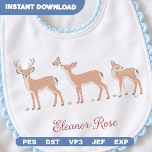 Pode incluir: Um babador branco com acabamento em pompom azul claro, apresentando um bordado de três cervos e uma borboleta. O nome Eleanor Rose está bordado em letra cursiva rosa abaixo. O texto INSTANT DOWNLOAD e os formatos de arquivo são visíveis.