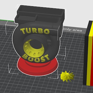 Peut inclure: Mod&egrave;le imprim&eacute; en 3D d'un turbocompresseur noir avec l'inscription jaune "TURBO BOOST". Il repose sur une base rouge, avec une turbine jaune et un bloc rectangulaire ray&eacute; noir, jaune et rouge.