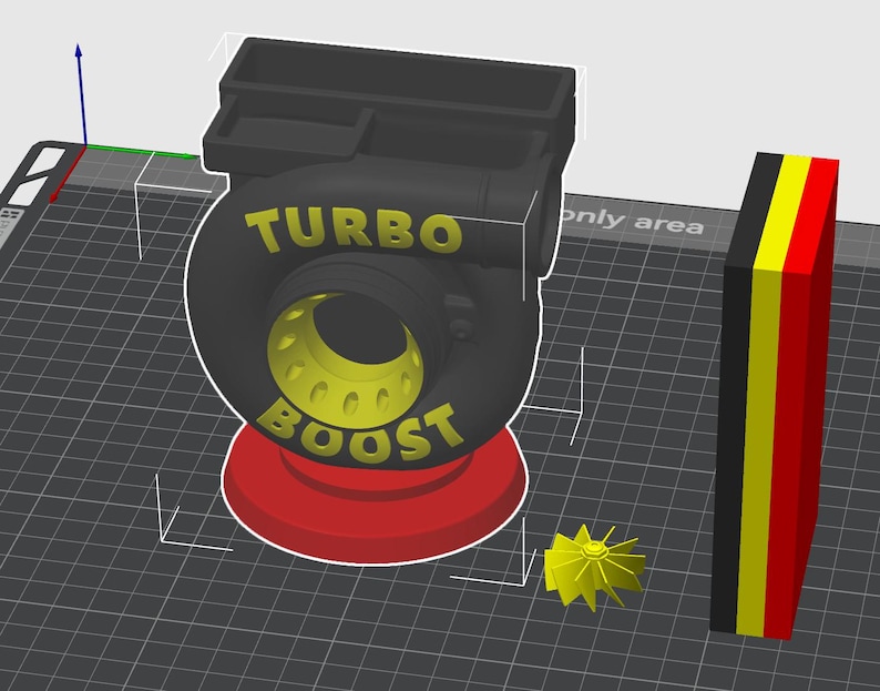 Peut inclure: Mod&egrave;le imprim&eacute; en 3D d'un turbocompresseur noir avec l'inscription jaune "TURBO BOOST". Il repose sur une base rouge, avec une turbine jaune et un bloc rectangulaire ray&eacute; noir, jaune et rouge.