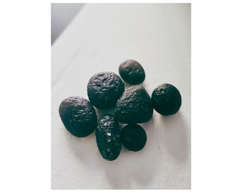 Lote de tectita colombiana en bruto (50 gramos) – Piedra chamánica, sanación con cristales