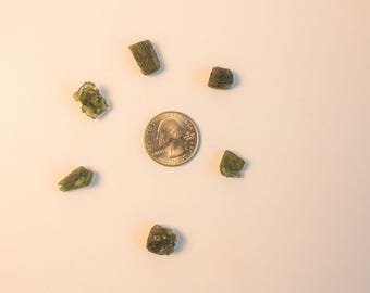 Ruwe moldavietstenen – 6 gram Tsjechische tektietkristallen voor sieraden