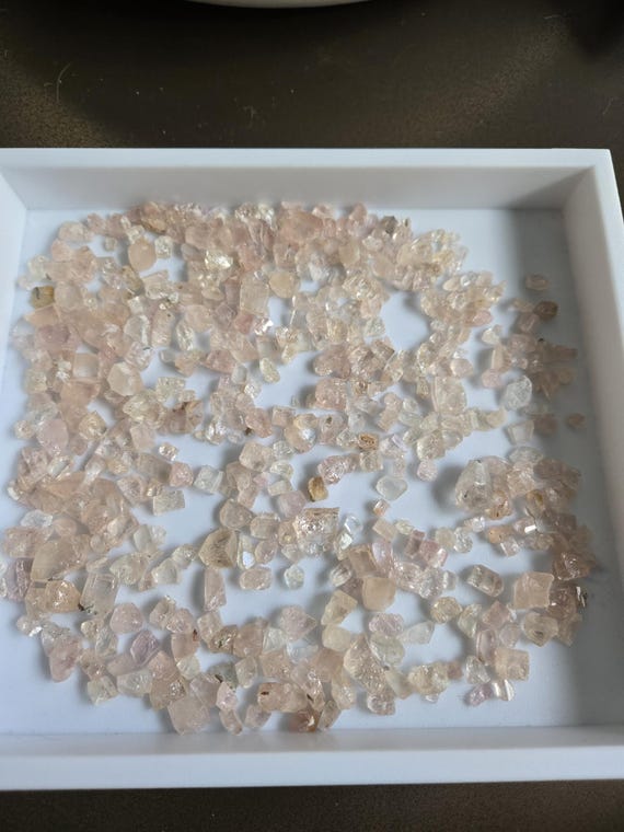 パキスタン、カトラン産のゴージャスなカトラン インペリアル トパーズ