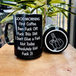 Può includere: Tazza in ceramica nera con la scritta "GOOD MORNING First Coffee. Then Fuck Off. Fuck This Shit. I Don't Give a Fuck. Not Today. Absolutely Not. Fuck It." Il fondo della tazza presenta una grafica bianca di una mano che fa il dito medio.